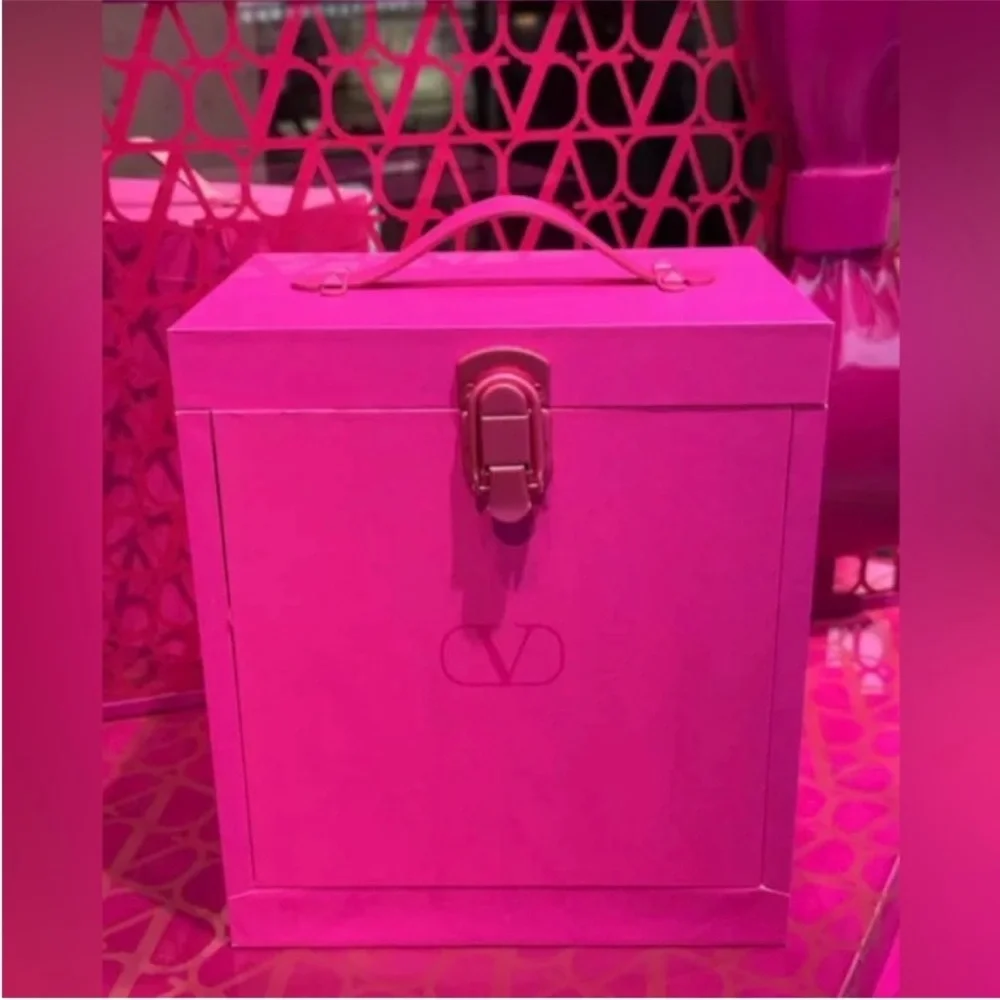 Valentino beauty limited gift box 2024 Christmas - Picture 6 of 13